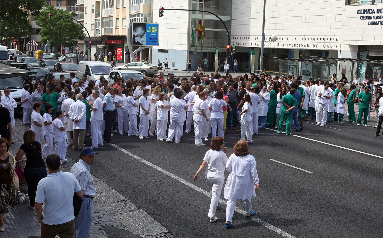 Image de archivo de una protesta de sanitarios del hospital del Puerta del Mar de Cádiz