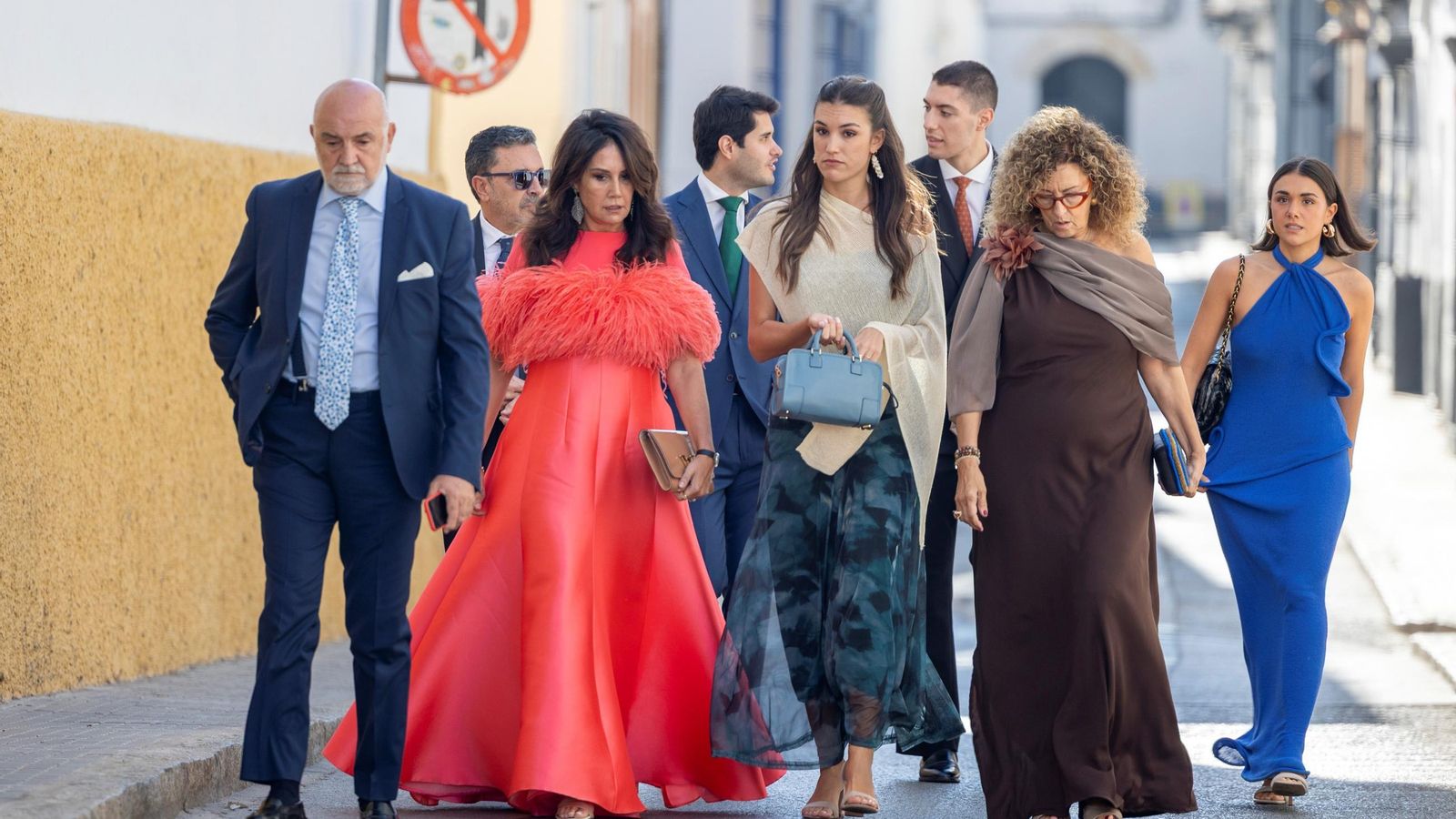 Pepa Gea, en el centro, entre familiares, se dirige al templo