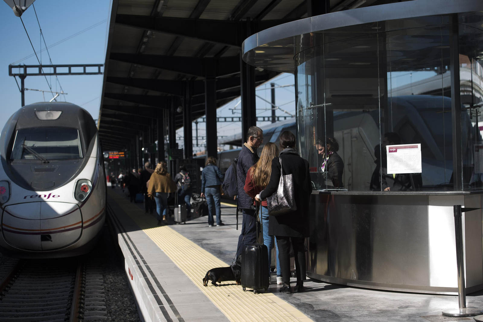 Así es el viaje entre Granada, Córdoba y Sevilla en trenes Avant de Renfe