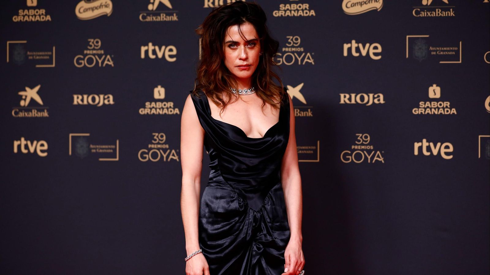 La actriz sevillana María León posa en la alfombra roja de los premios Goya en el Palacio de Congresos de Granada