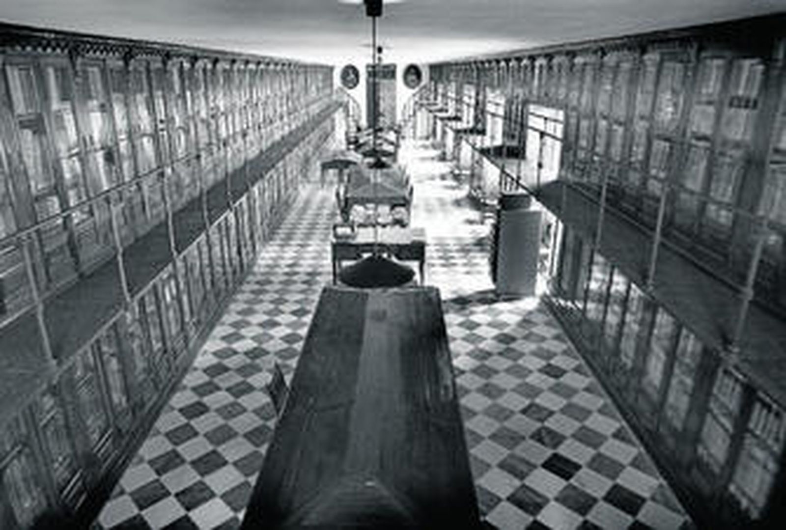 La destacada biblioteca del Seminario diocesano, pieza clave en el trabajo patrimonial del Obispado para este año 2010 y con vistas al Bicentenario de la Constitución.