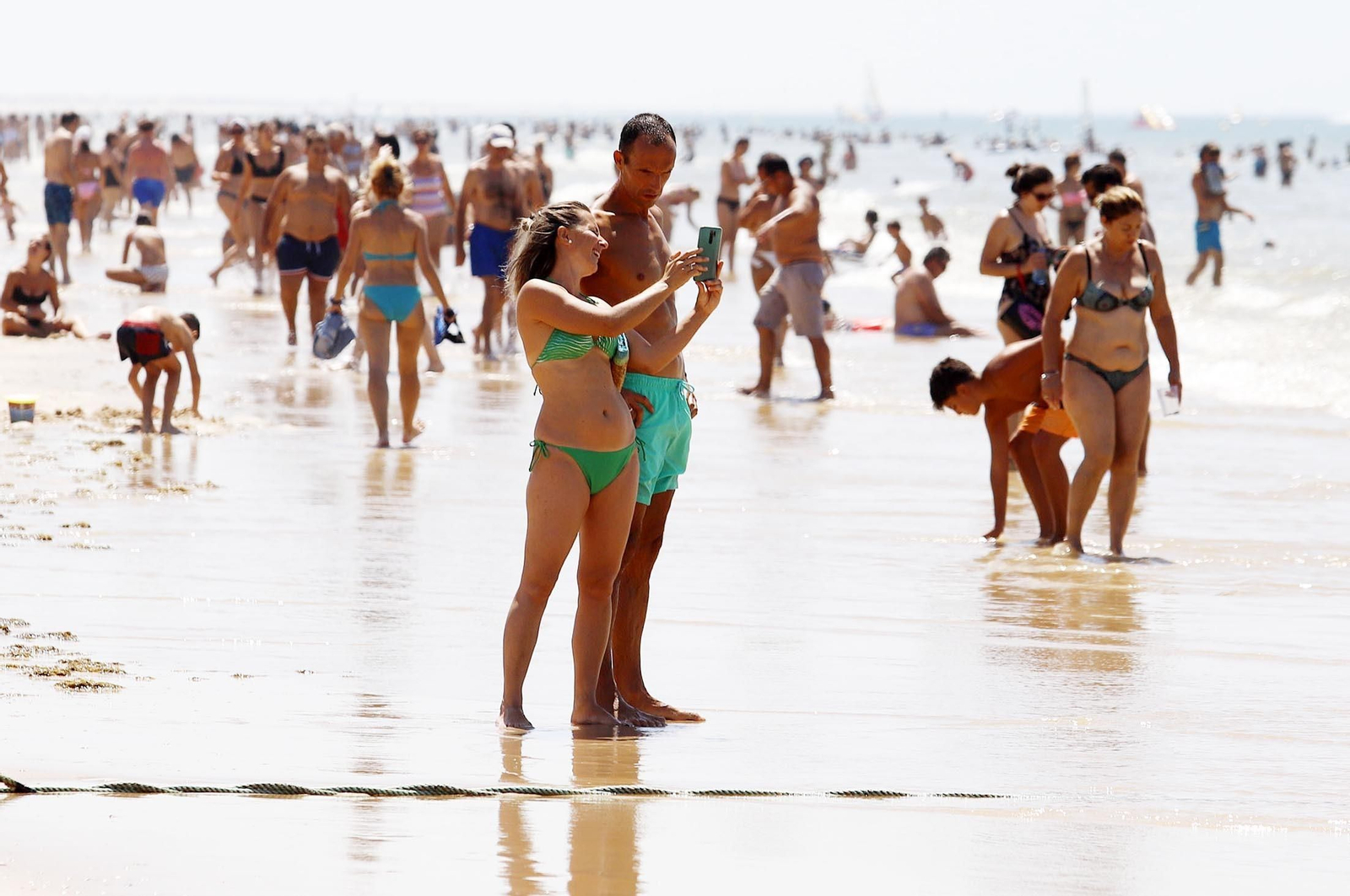 Imágenes de la playa de Matalascañas en un domingo caluroso