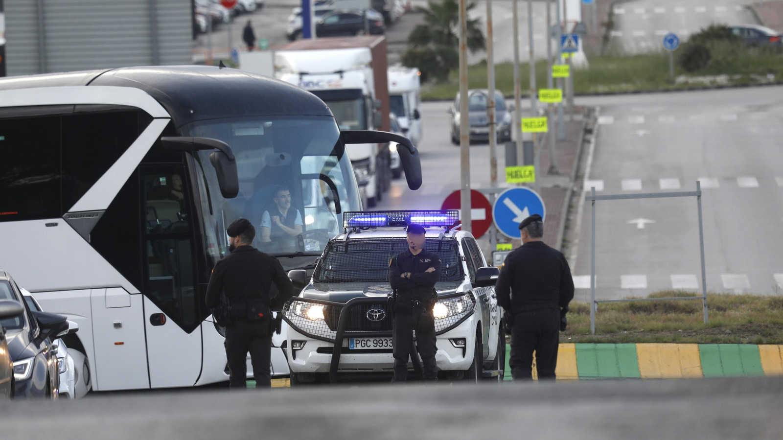 Imágenes del corte de la A-7 por los trabajadores de Acerinox en huelga, este viernes