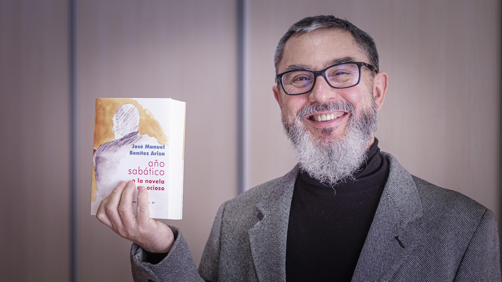 El escritor gaditano José Manuel Benítez Ariza con un ejemplar de su nueva obra.