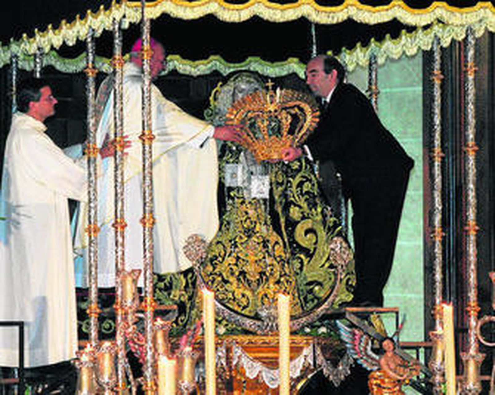 Jesús Castellanos corona a la Virgen de los Dolores del Puente.