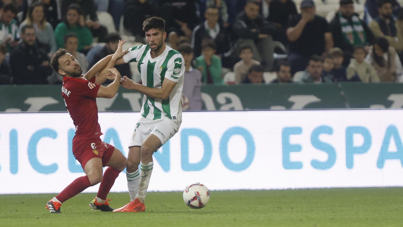 Théo Zidane pugna con Keidi Bare por el balón en el Córdoba CF - Real Zaragoza.