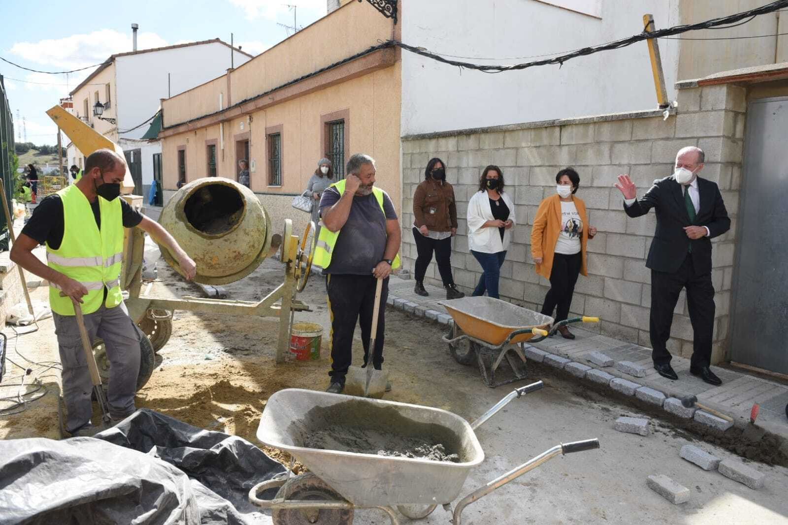 El presidente de la Diputación de Sevilla, Fernando Rodríguez Villalobos, visita una obra en la provincia de Sevilla.