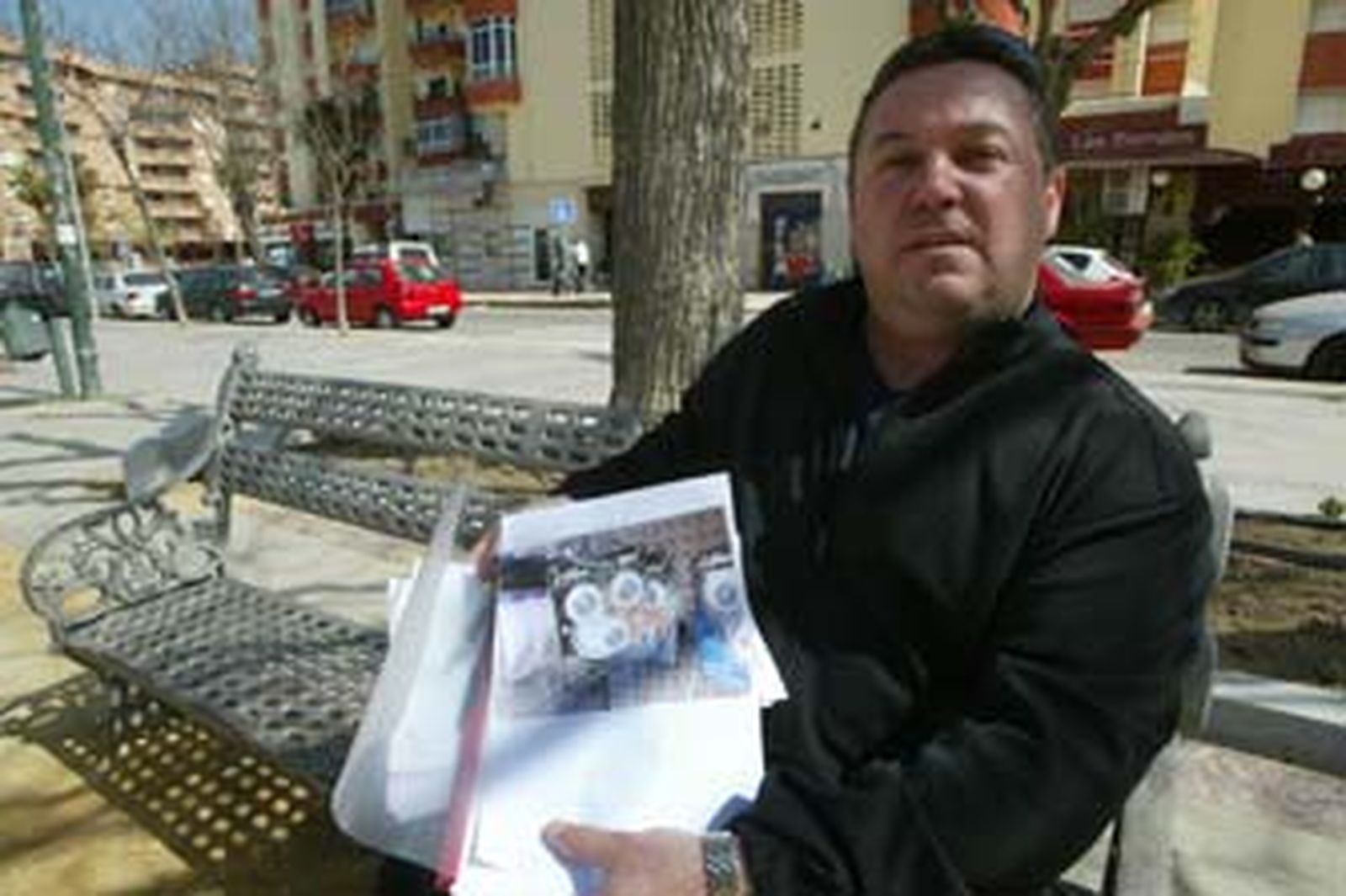 Francisco Pruaño, mostrando una fotografía del artículo que, según dice, alguien metió en su chaqueta. /Borja Benjumeda