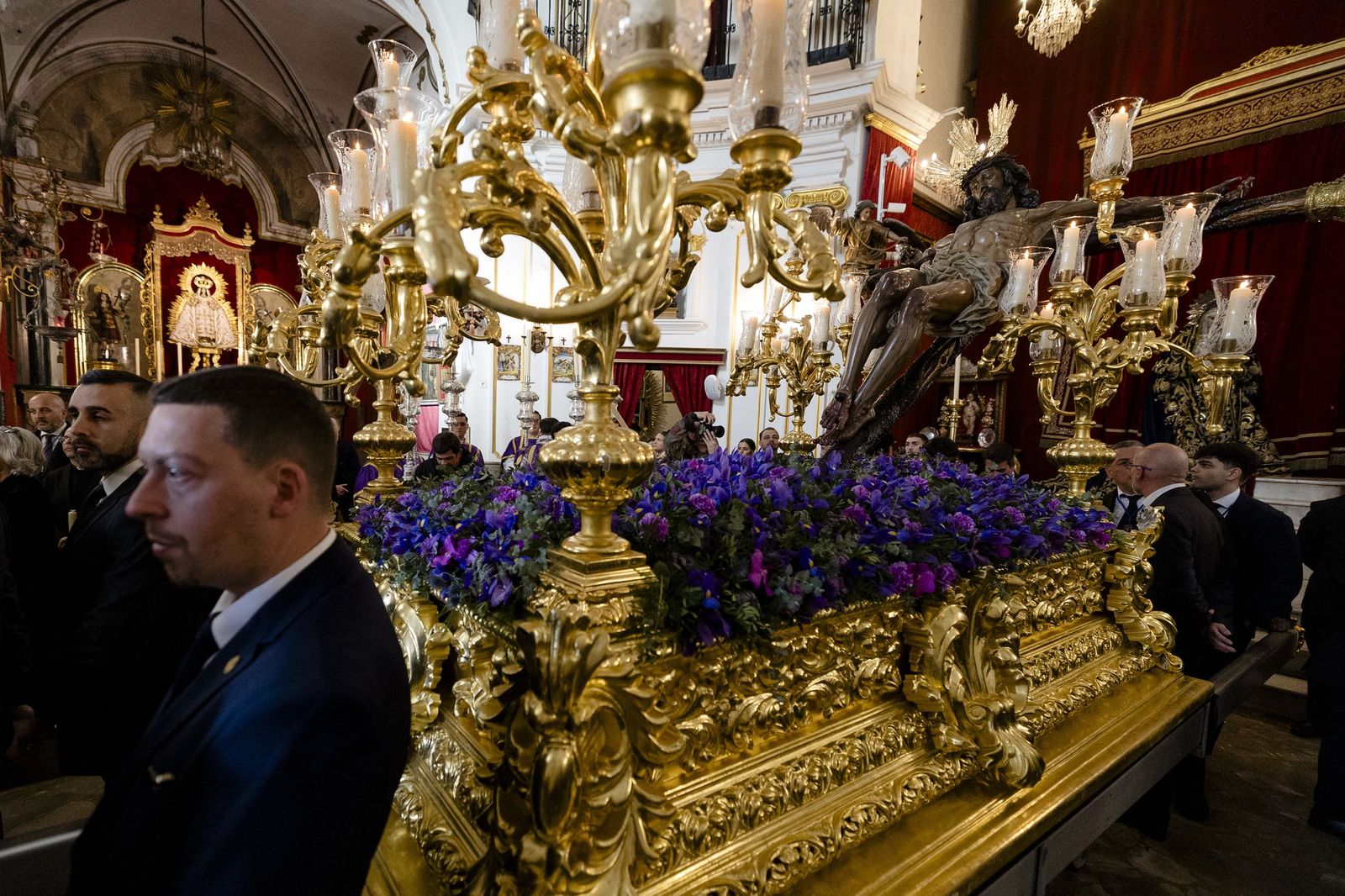 Las imágenes del vía crucis del Cristo de la Misericordia, de la hermandad de La Palma, a la Catedral