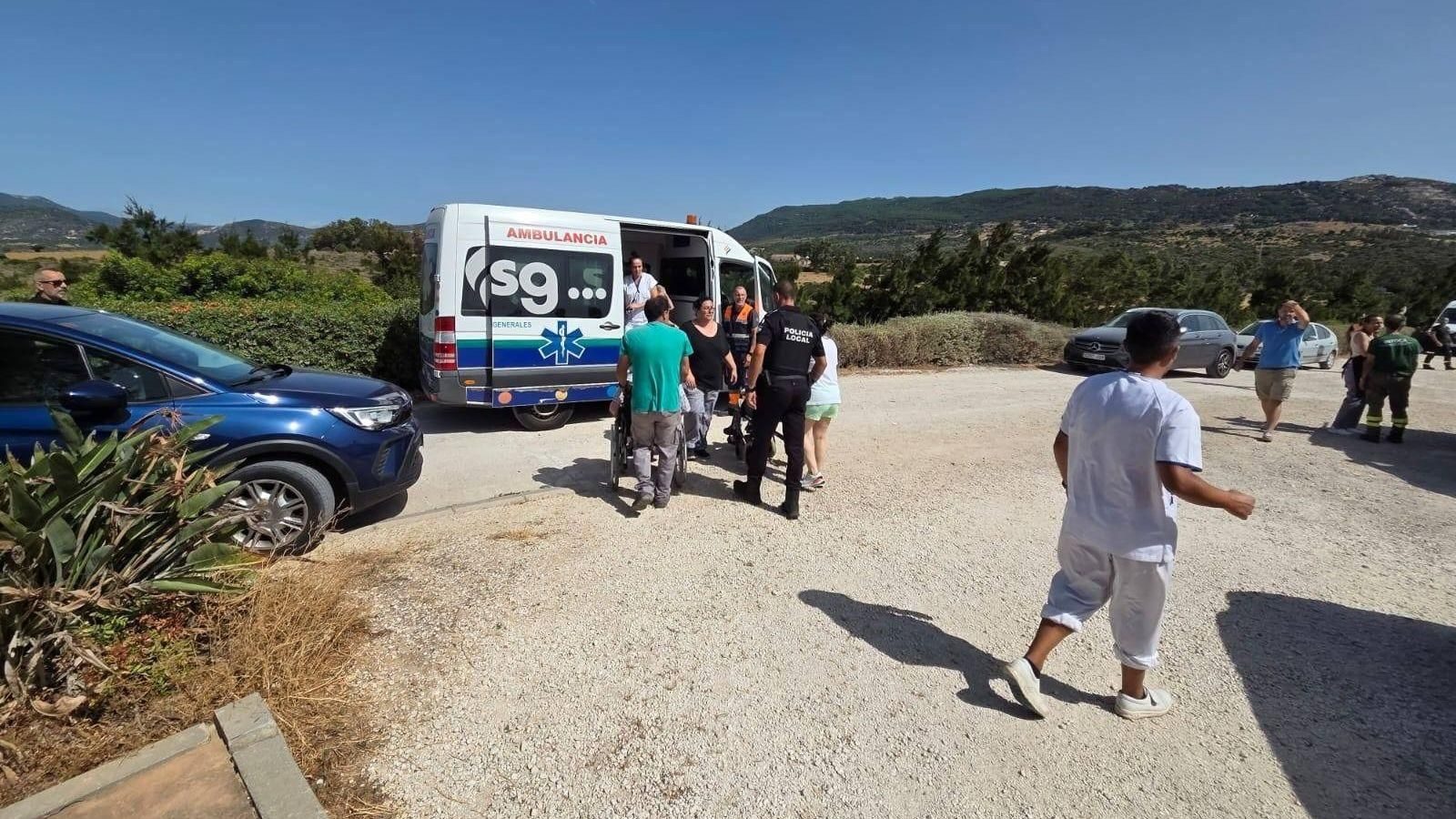 Regresan al geriátrico de Facinas los ancianos evacuados por el incendio de El Pedregoso, en Tarifa. Regresan al geriátrico de Facinas los ancianos evacuados por el incendio de El Pedregoso, en Tarifa.