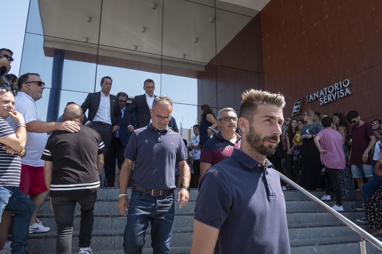 El entrenador del Cádiz CF, Álvaro Cervera, y Jose Mari, uno de sus capitanes, salen del tanatorio de Servisa.