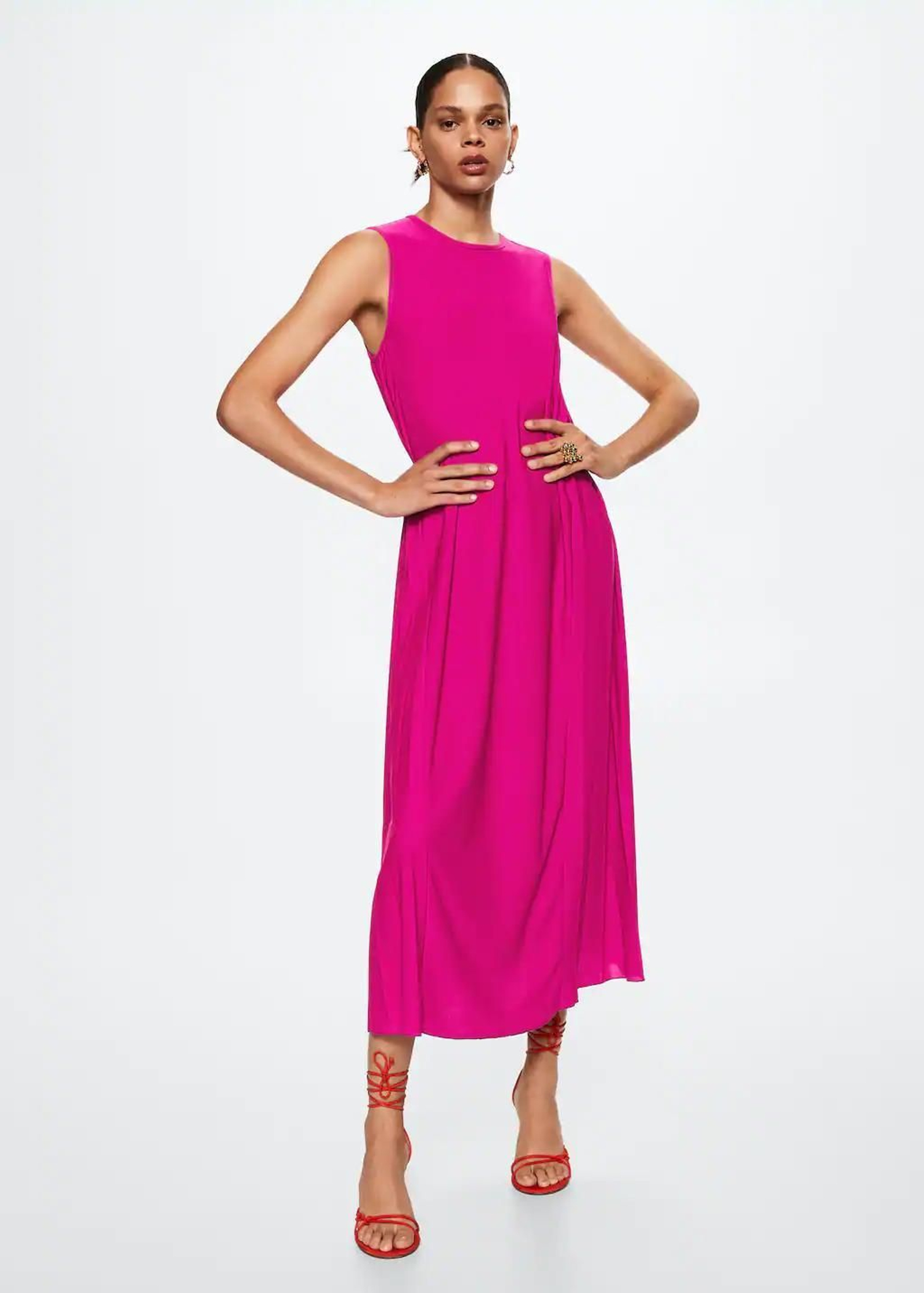 Vestido rosa fucsia fluido de Mango. Vestido rosa fucsia fluido de Mango.