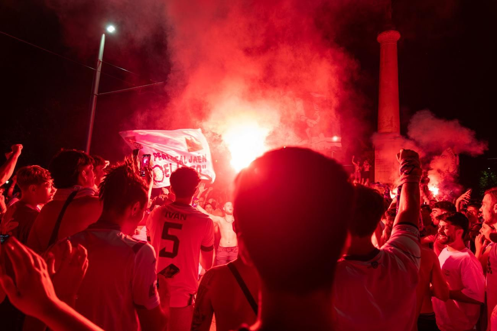 El éxtasis del Real Jaén en la Plaza de las Batallas