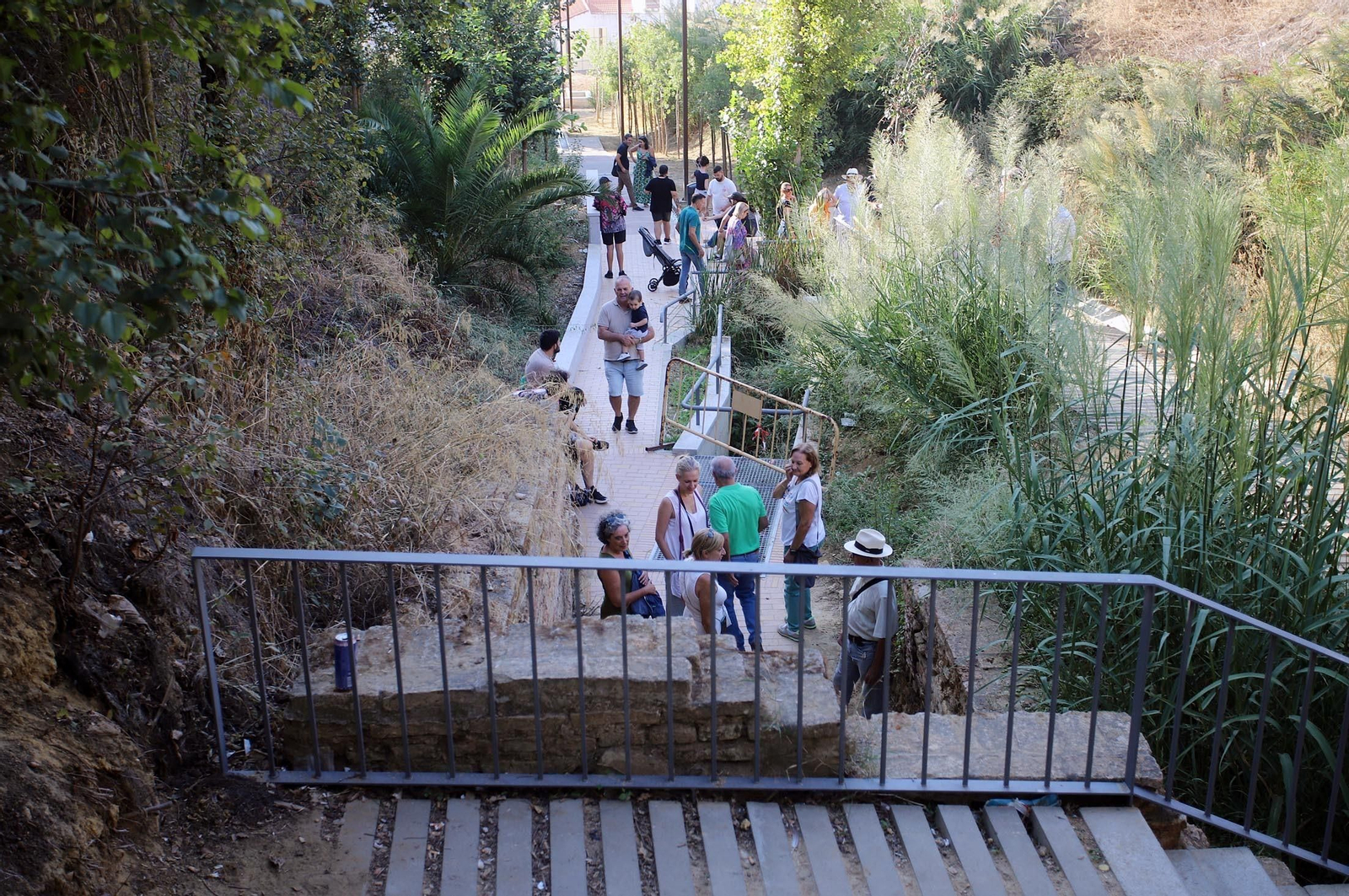 Imágenes de la visita guiada a la Fuente Vieja de Huelva por el arquitecto Francisco Javier López