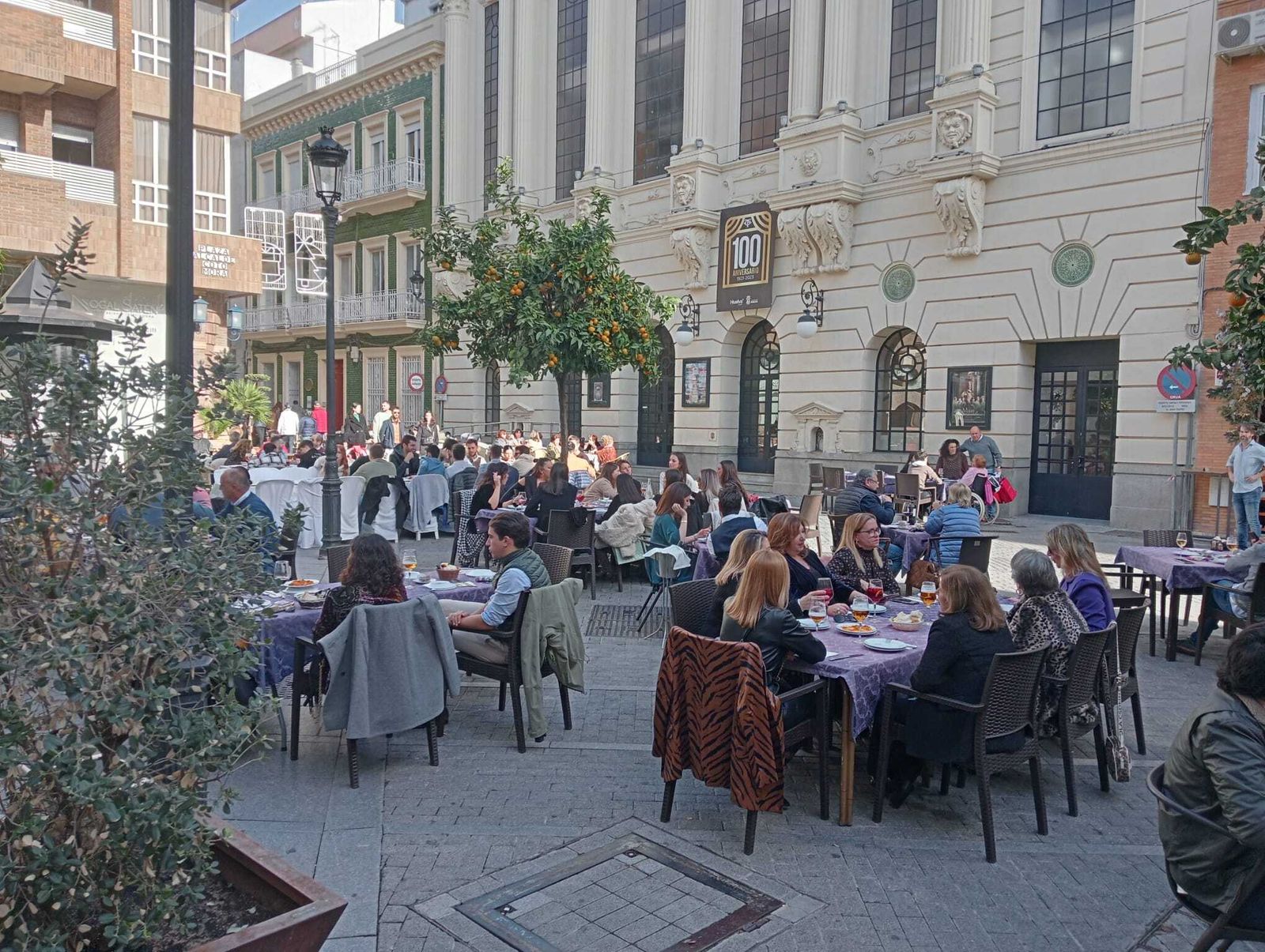 Las terrazas de Huelva se llenan durante los almuerzos de Navidad.