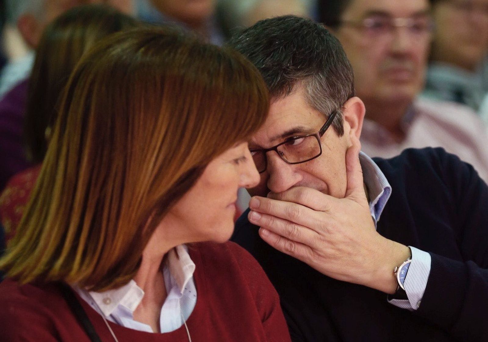 Idoia Mendia charla con Patxi López en un acto del PSE.