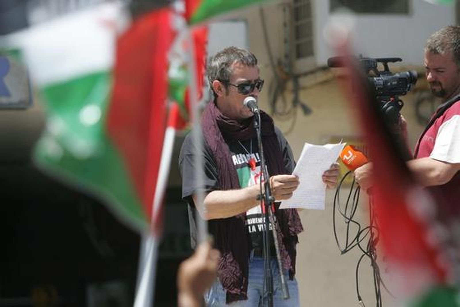 Unas 200 personas reclaman el Sahara libre antes el Consulado de Marruecos donde les responden unos 30 marroquíes gritando y besando la bandera de su país./Fotos:J.M.Quiñones

Foto: J.M.Q.