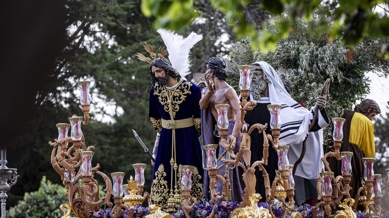 En imágenes,  El Prendimiento de San Fernando tuvo que volverse a su templo entre lágrimas y lluvia