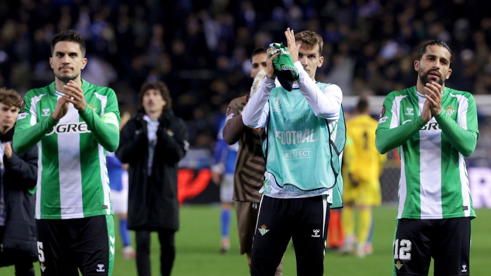 Los jugadores del Betis agradecen a la afición el apoyo dado en Genk.