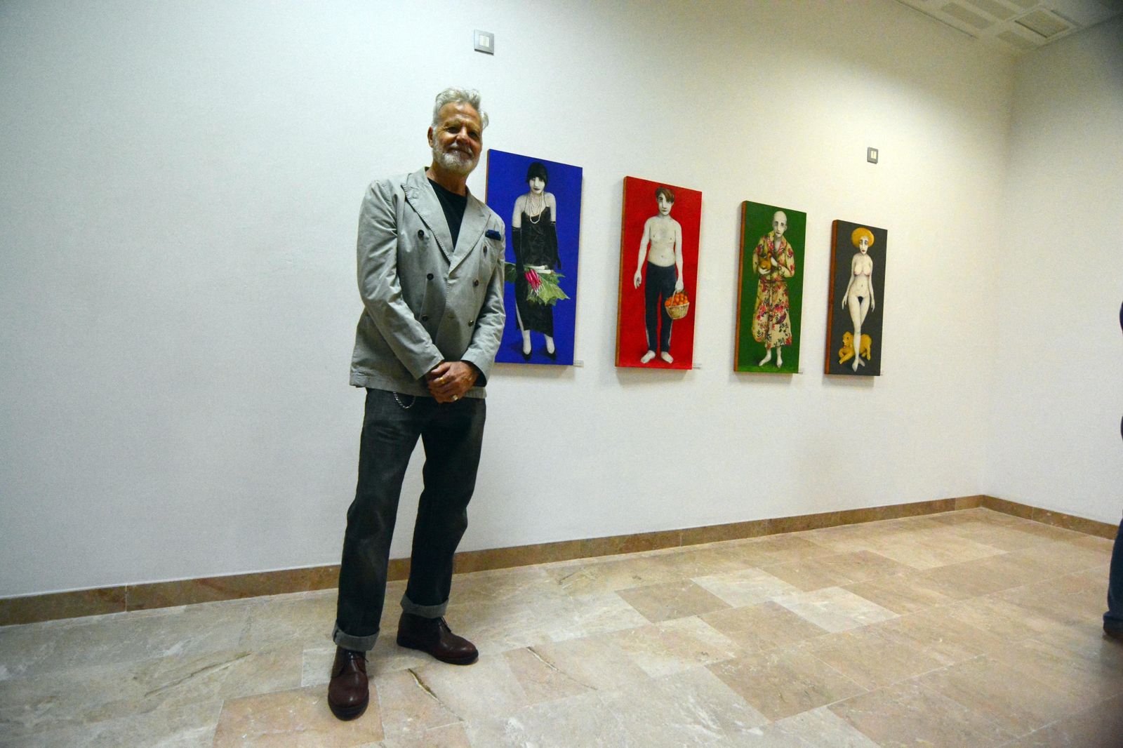 Pepe Cano posa frente a algunas de sus obras.