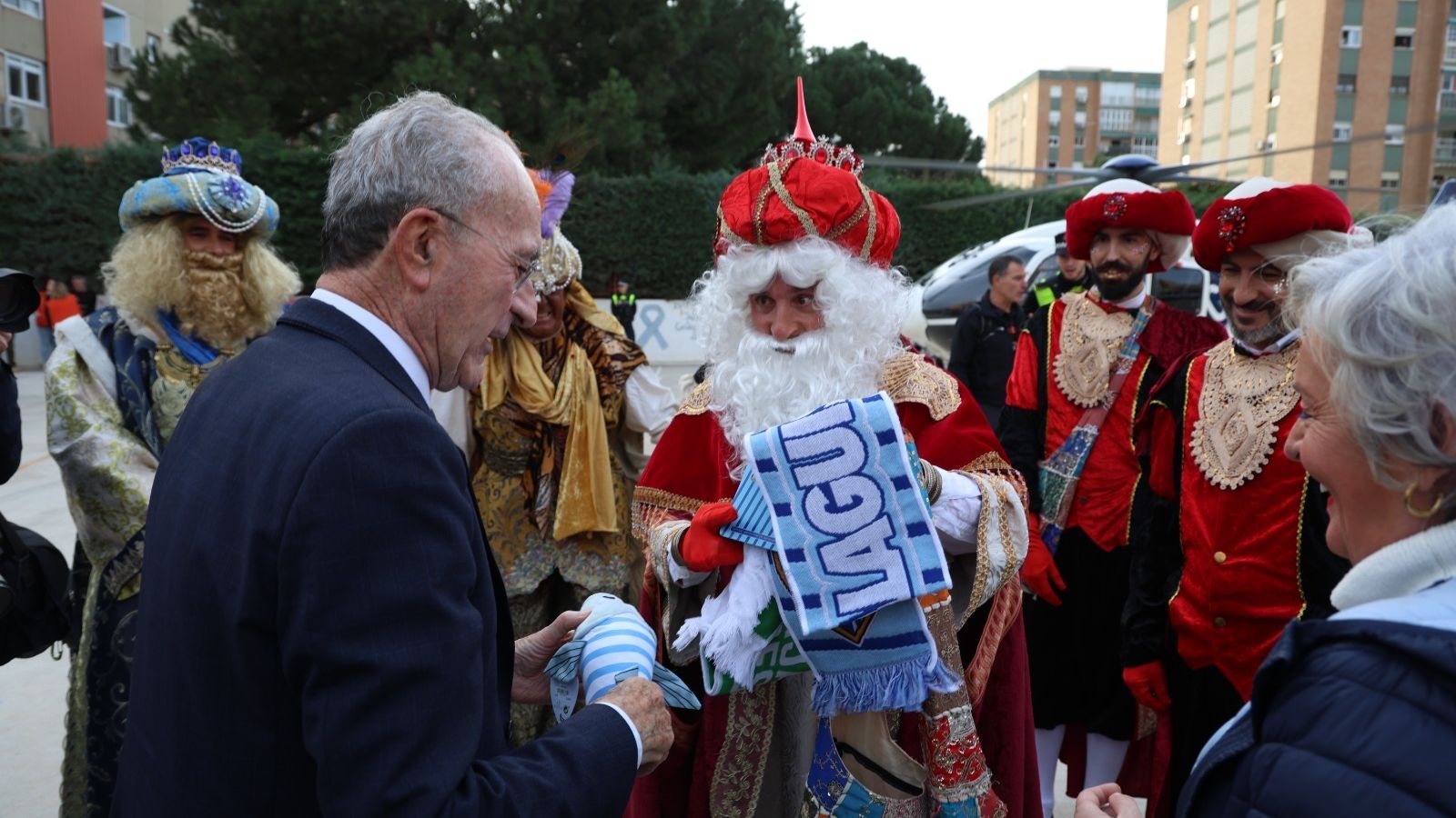 El Rey Melchor saluda al alcalde de Málaga