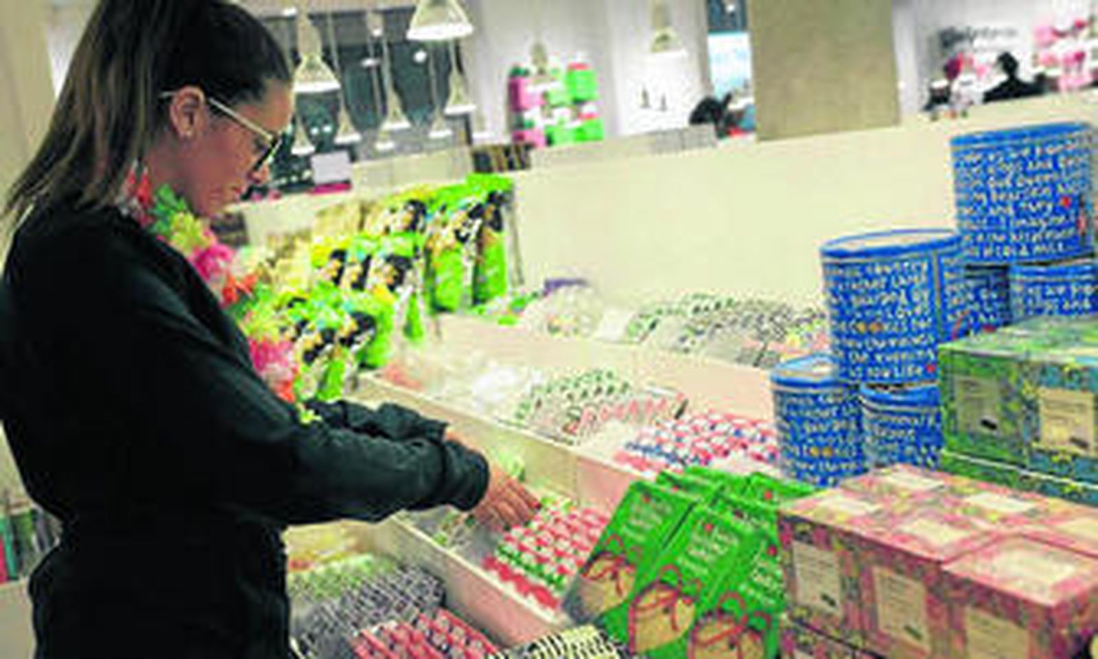 Una joven dependienta en una tienda que se ha inaugurado recientemente en el centro de Sevilla.