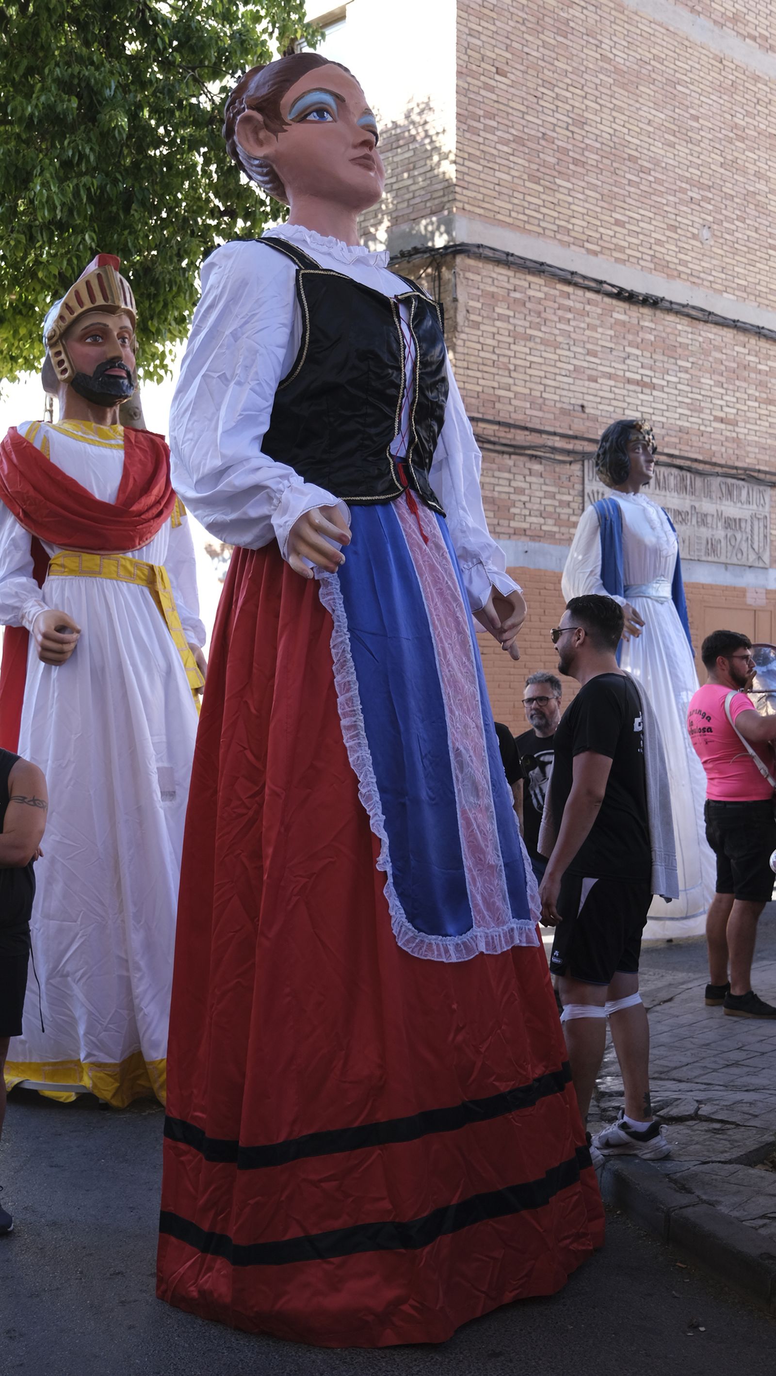 Gigantes y cabezudos en la Feria de Almería 2024, en imágenes