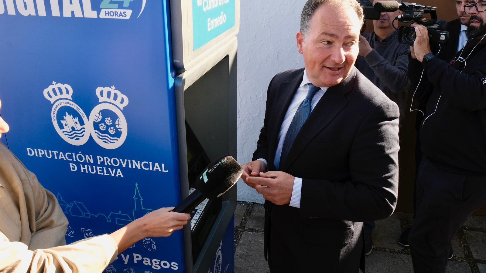 David Toscano en la inauguración del cajero automático.