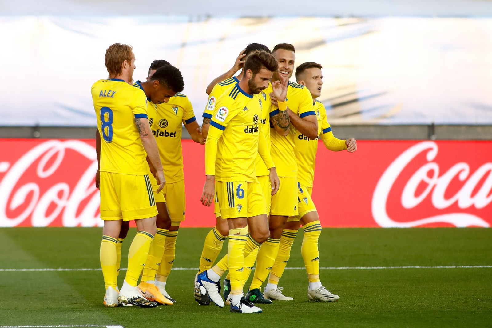 Jugadores del Cádiz celebran un gol histórico.