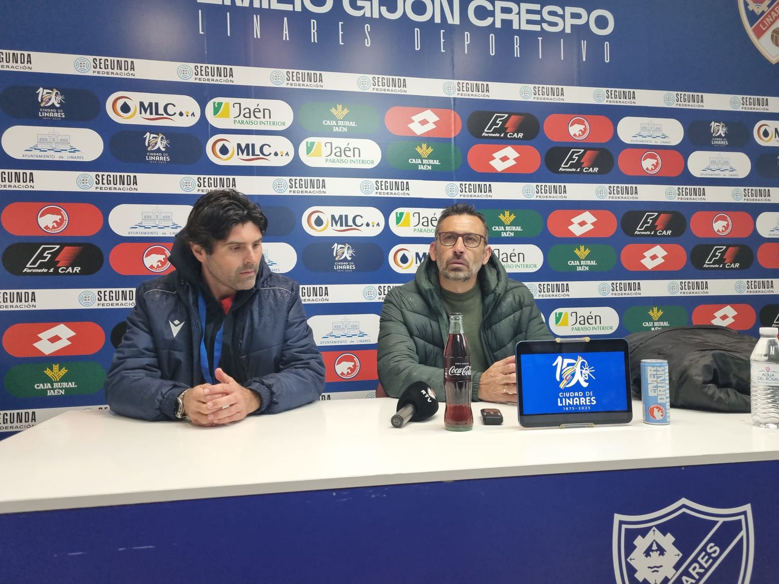 Manolo Herrero, en la rueda de prensa postpartido, junto a Samu Armijo.