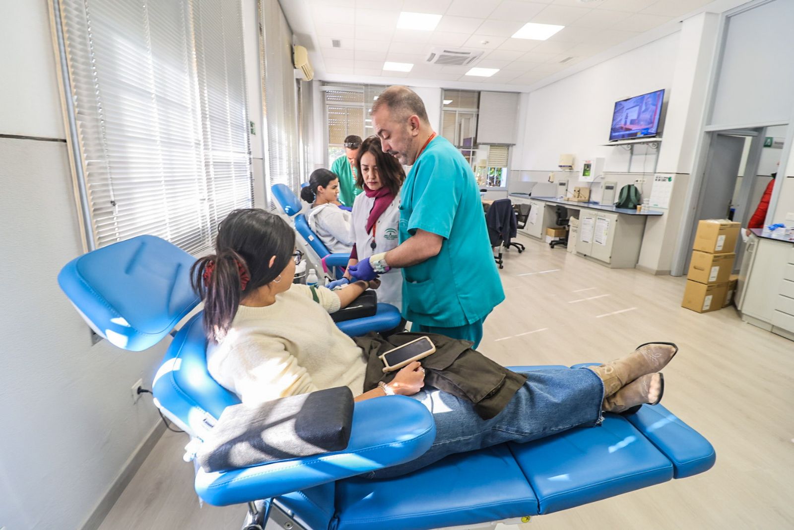 Personas llegadas de toda Andalucía donan sangre en Córdoba para los afectados de la tragedia, en fotografías