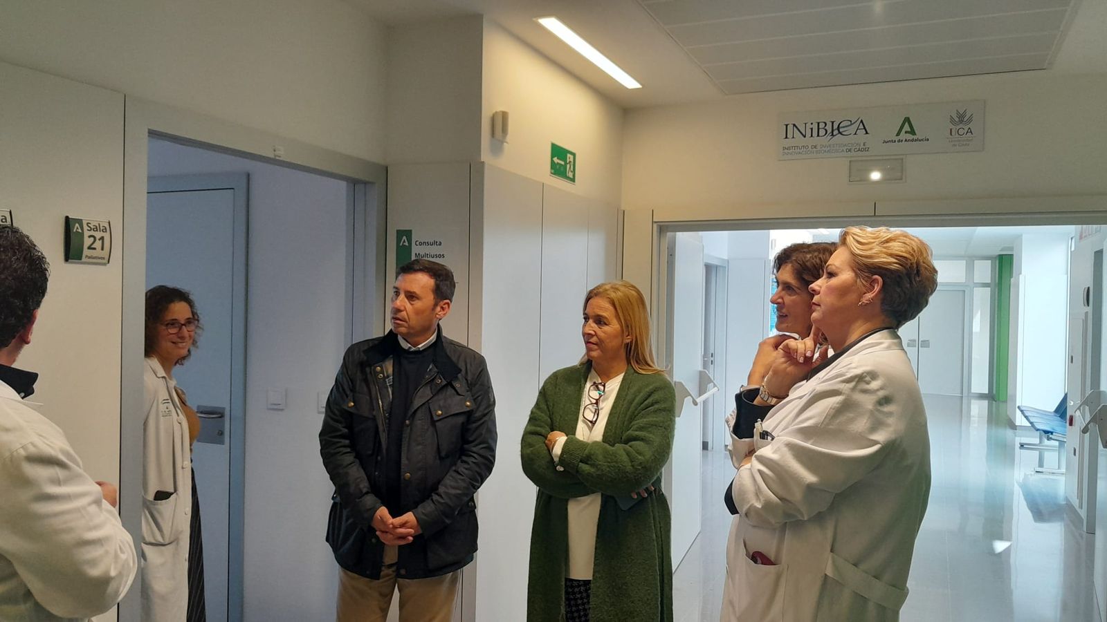 Rodríguez Ros y Eva Pajares, en el Hospital de La Línea.
