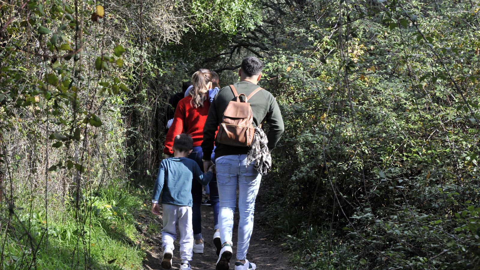 Tres excursionistas cruzan el sendero del Río Majaceite.