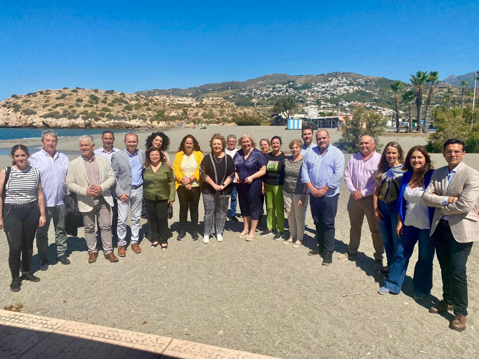Miembros del grupo socialista en la Diputación de Granada junto a alcaldes y alcaldesas de la Costa.