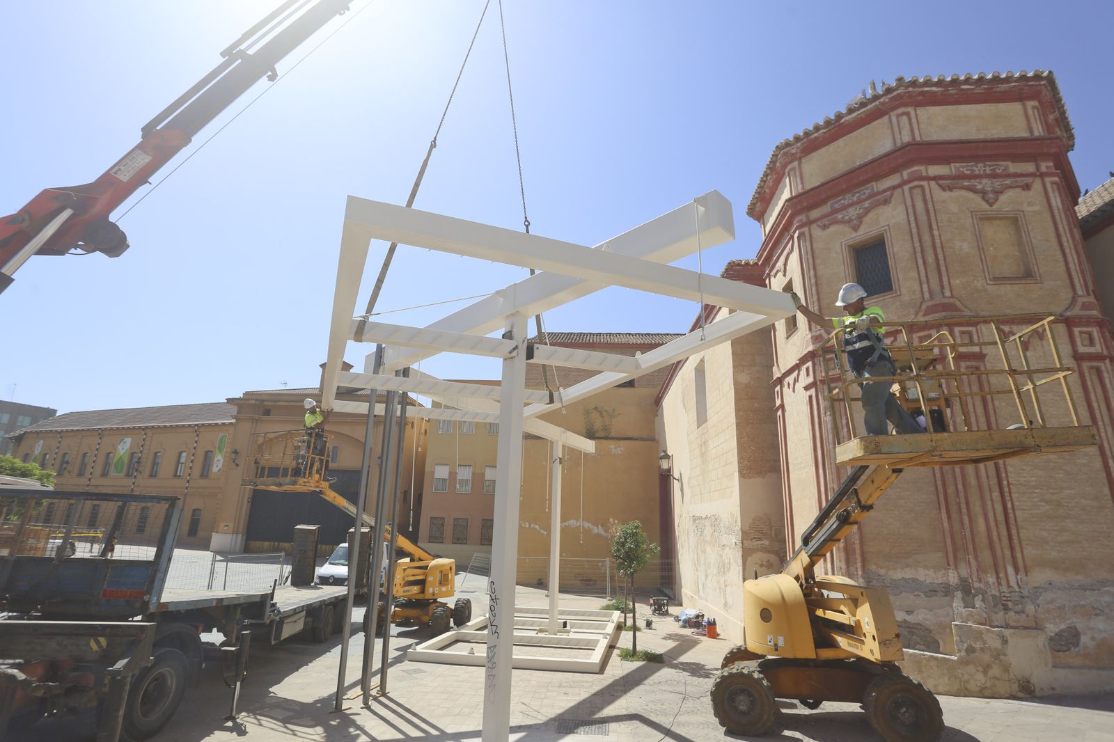 La retirada de la polémica pérgola de Santo Domingo, en fotos