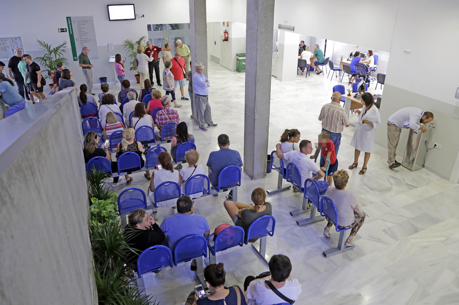 Usuarios en el centro de salud de La Milagrosa, poco después de su inauguración.