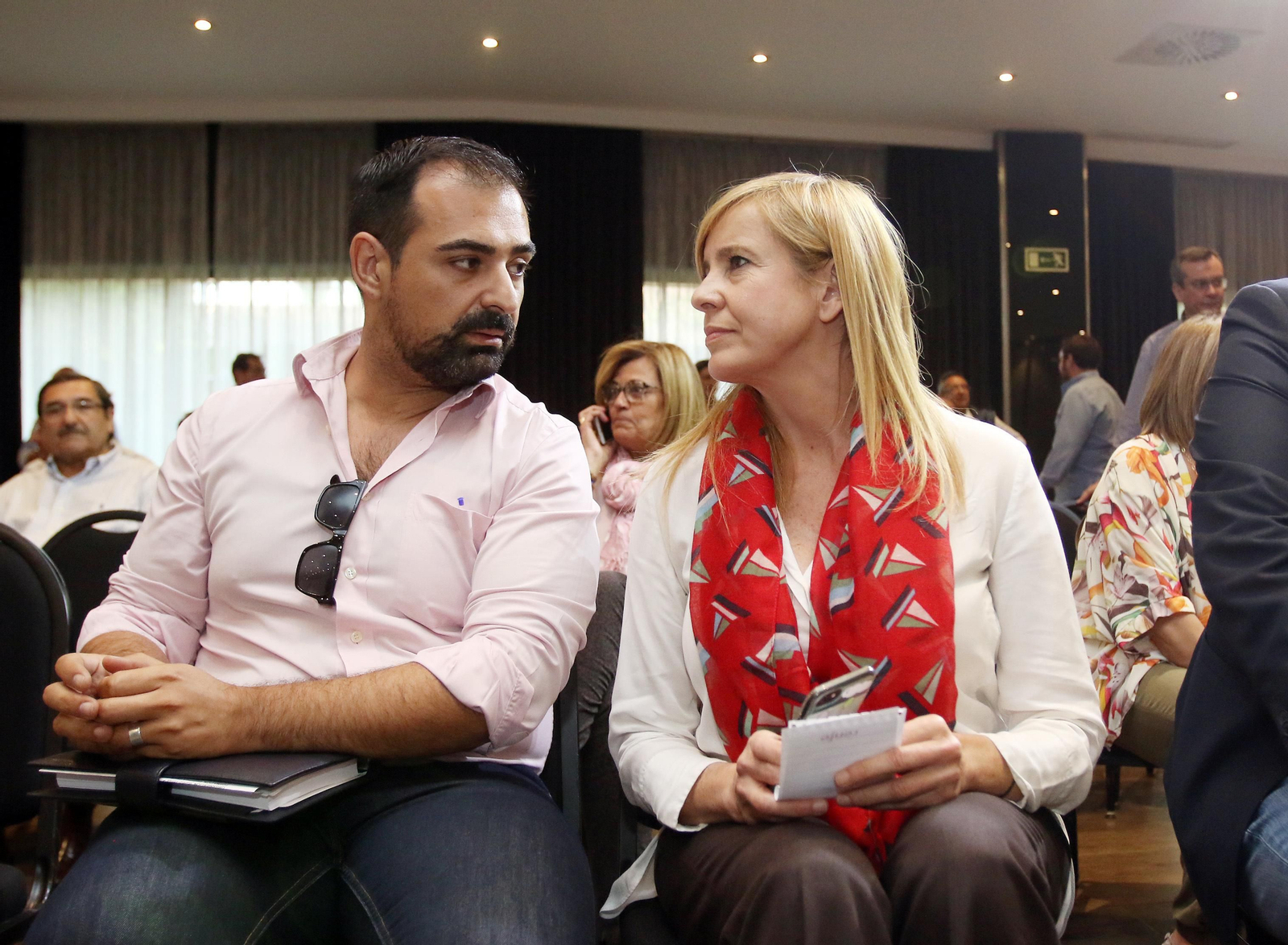 Félix Romero conversa con Rosario Alarcón en un acto del PP.