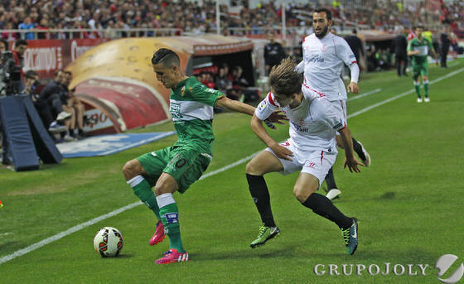 Imagen del último Sevilla-Elche, con Denis Suárez y Aleix Vidal, el 15 de marzo de 2015.