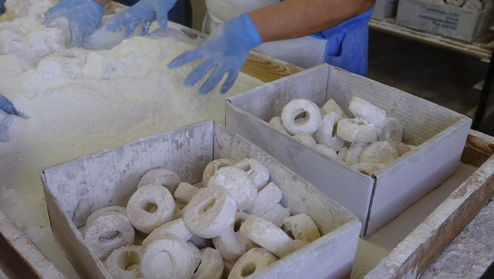 Imágenes de los mantecados de Fondón, tradición centenaria navideña