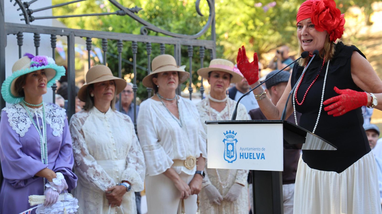 La alcaldesa de Huelva, Pilar Miranda, durante el dicurso en la colocación de la Corona Real sobre el arco del Barrio Reina Victoria.