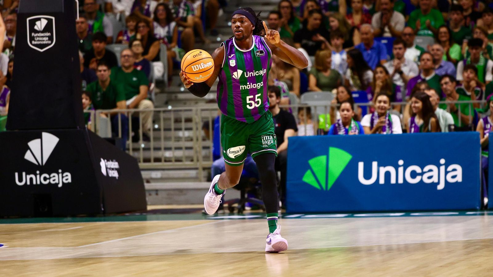 La fiesta previa del Unicaja: Subida de bandera, homenaje a Toñi García, nuevo videomarcador...