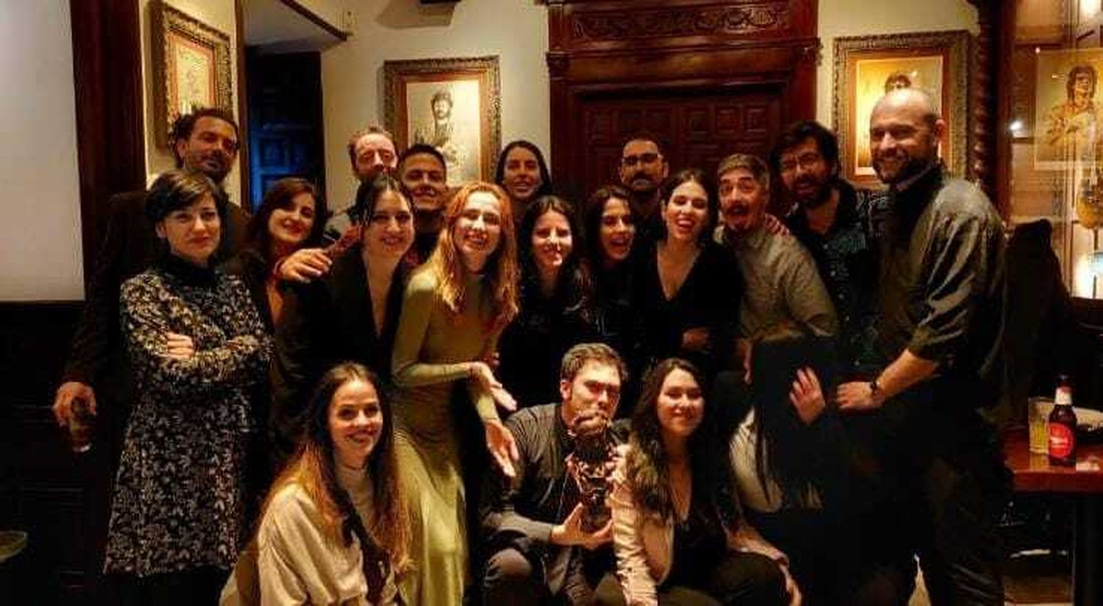 Antonio Rosa Lobo (abajo, besando la estatuilla), con el equipo galardonado con el Goya.