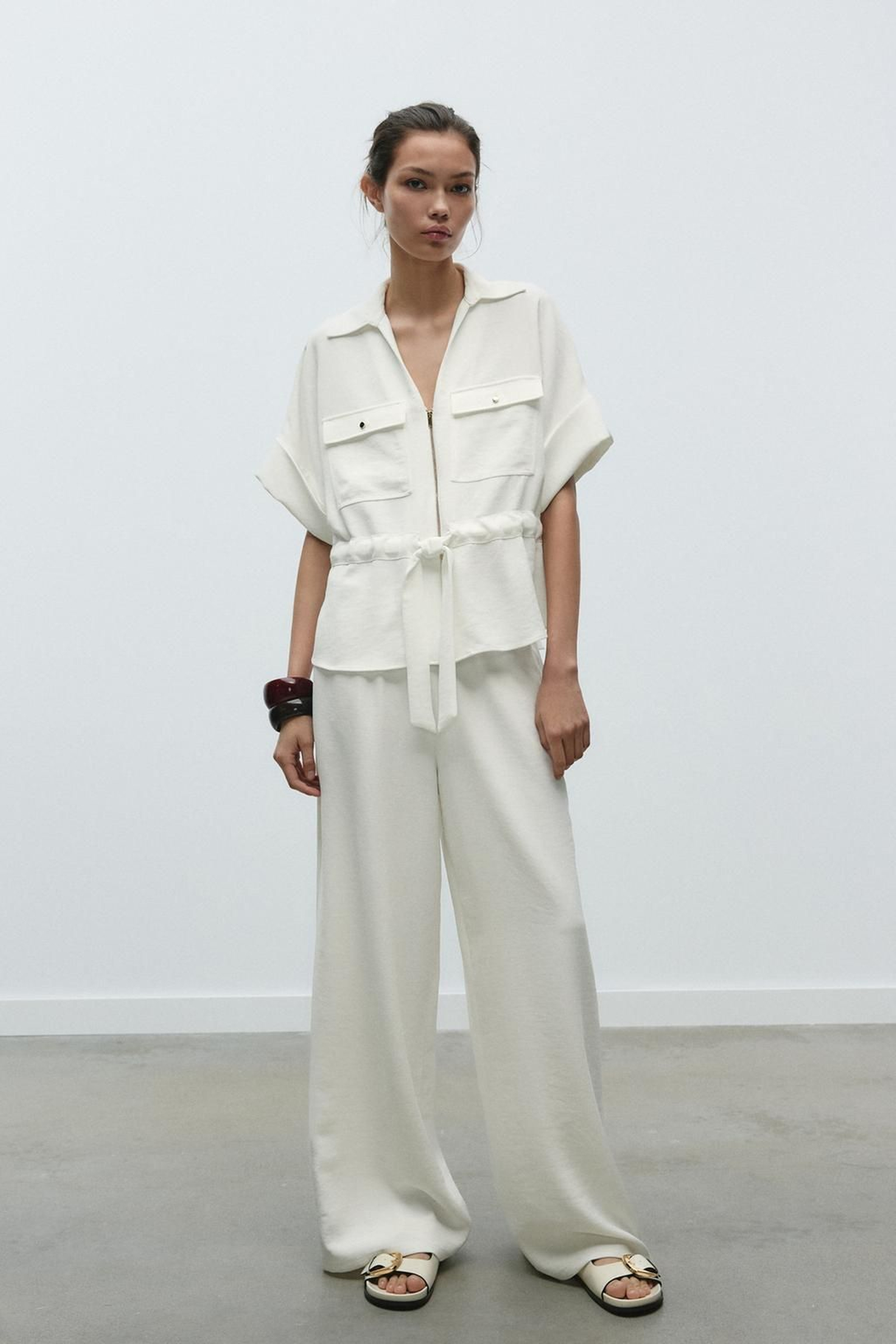 Pantalones blancos de Zara.