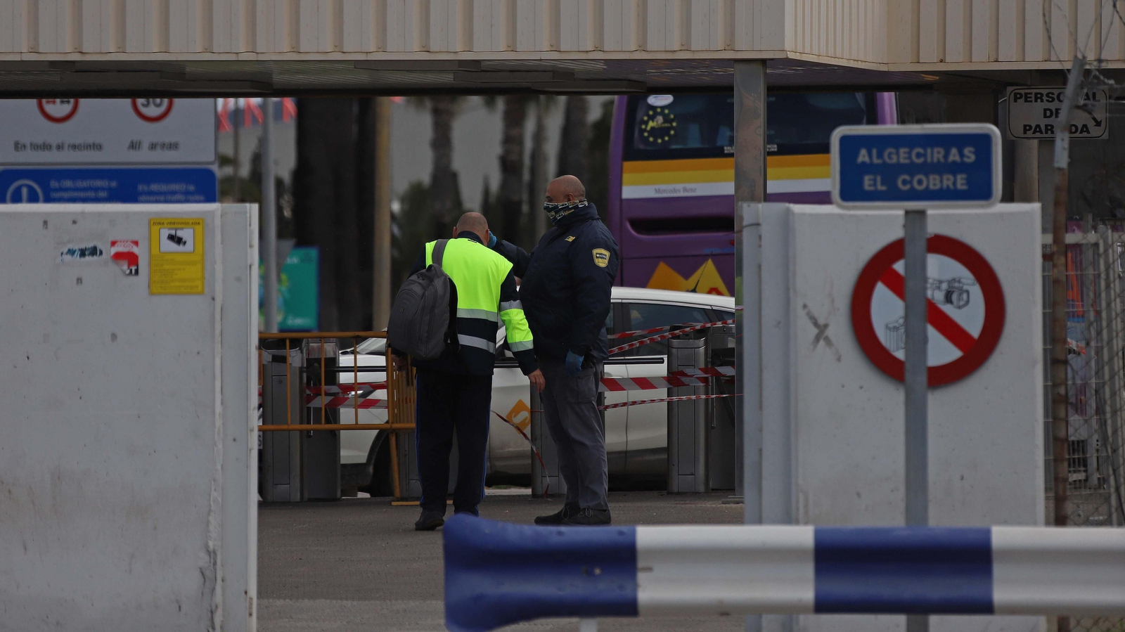 Dos trabajadores, en la entrada de Acerinox
