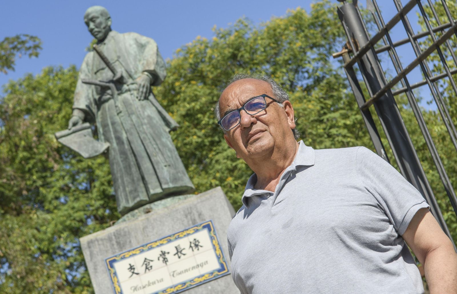 Suárez Japón, junto al monumento a Hasekura Tsunenaga, protagonista de su novela.