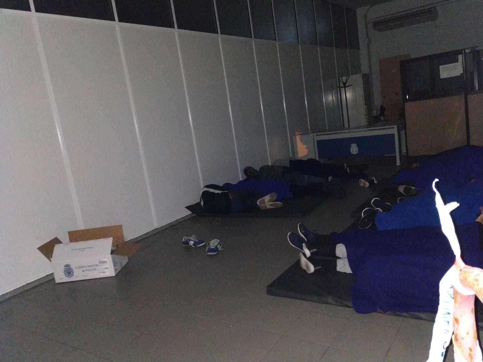 La sala de reuniones del cuartel de la Policía Nacional, llena de menores inmigrantes.