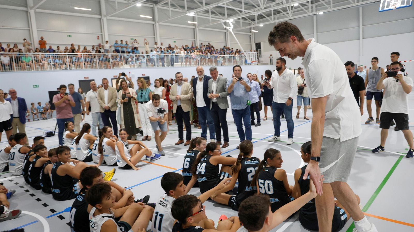 Gasol choca las manos de los jugadores de las categorías inferiores de la ULB.
