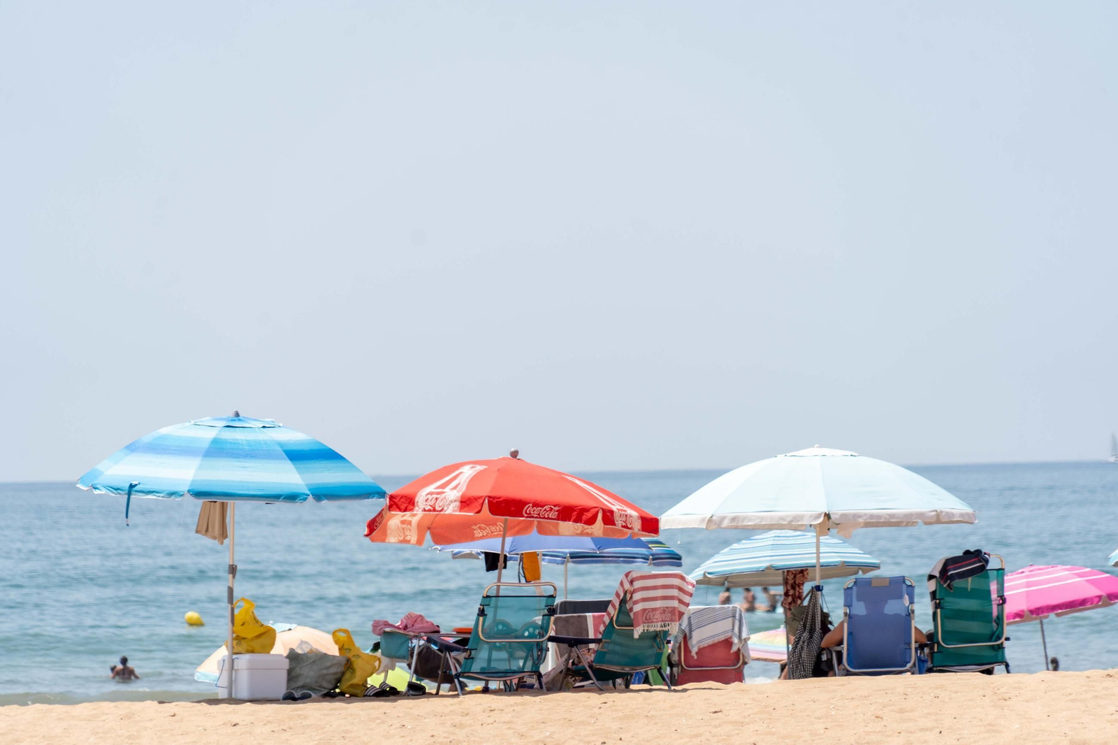 Imágenes de la mañana en las playas de Punta Umbría marcadas por la alerta roja