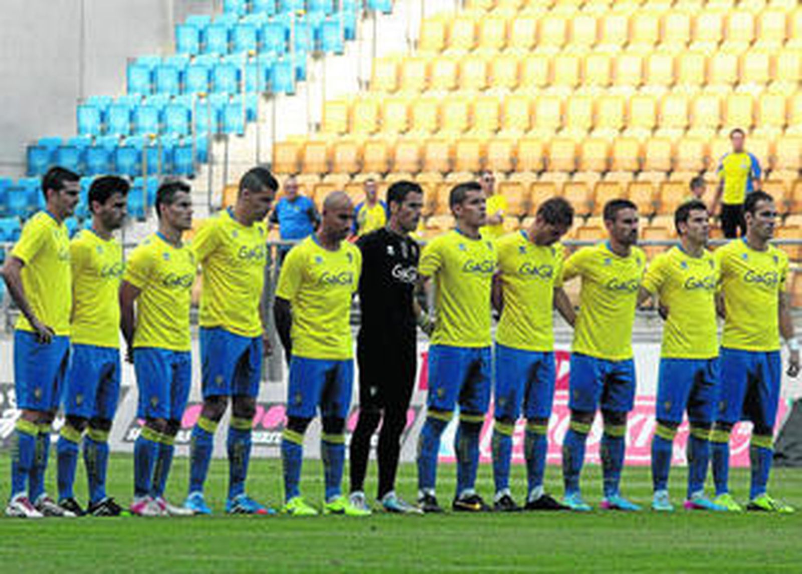 Formación inicial del Cádiz en el reciente encuentro contra La Hoya Lorca.