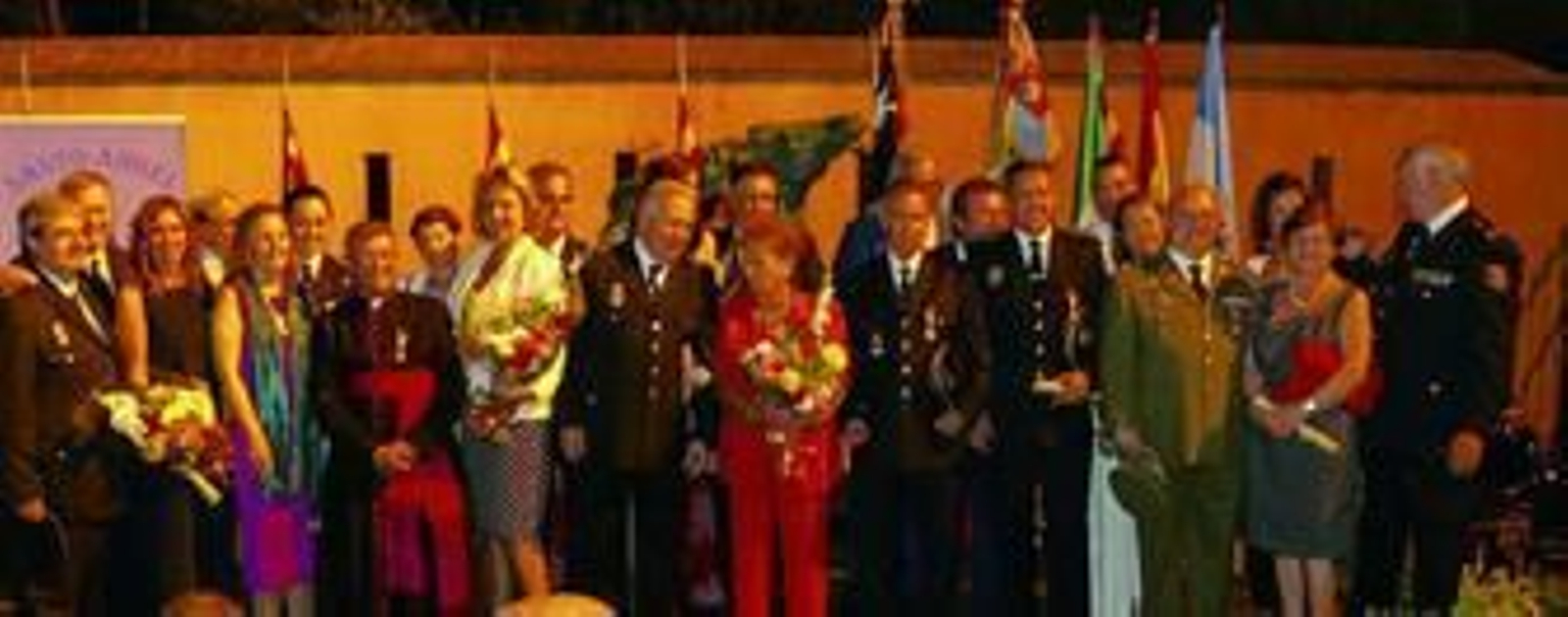Foto de familia de todos los galardonados ayer en el Patio de Armas del Alcázar por la Asociación Santo Ángel.